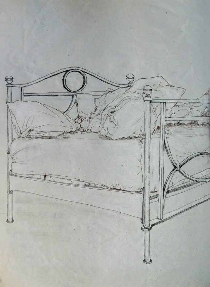Morgens Zeichnung von einem Bett mit zerwühlter Bettwäsche mit Fineliner auf grau-getöntem Papier